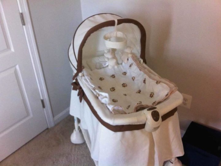 Kolcraft Cuddle N Care Bassinet